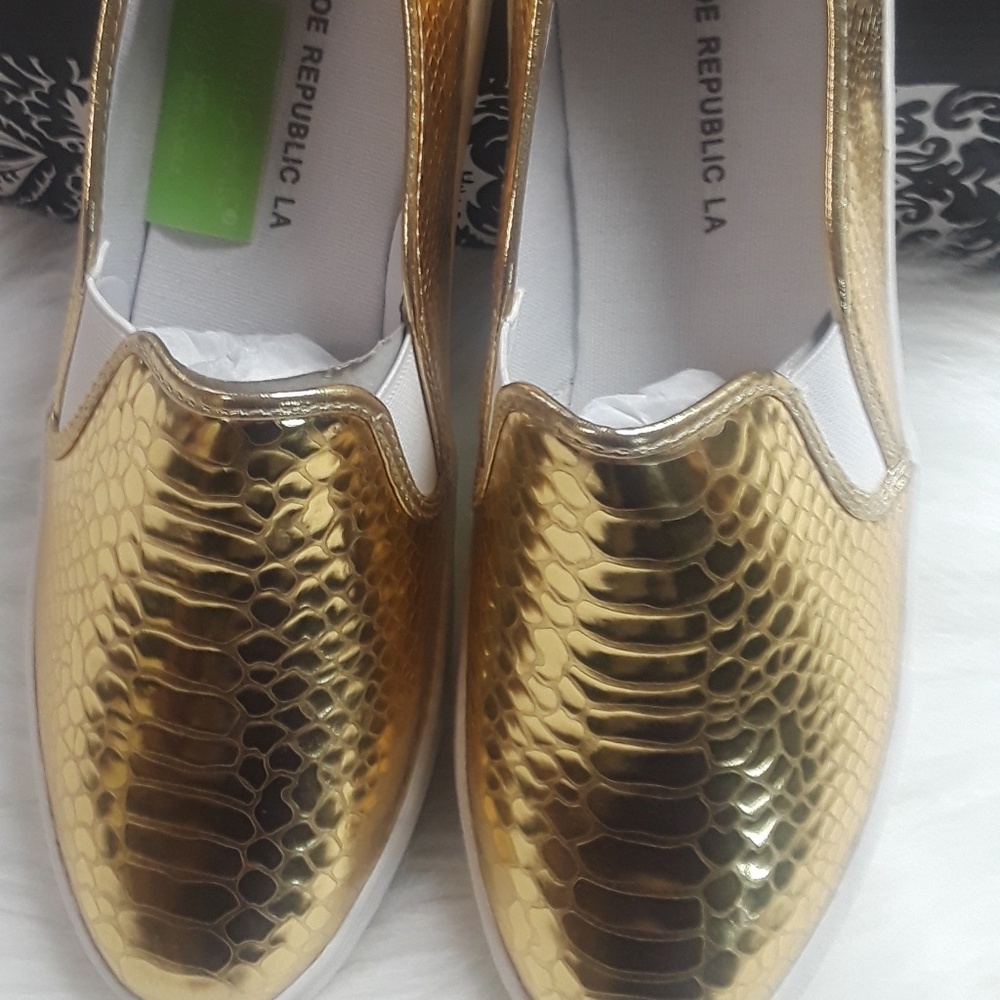 🆕️ Gold Skin Patent Creeper Sneaker Flats - Picture 3 of 8